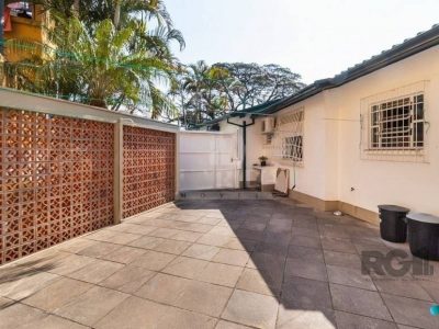 Casa à venda com 73m², 4 quartos, 1 suíte, 5 vagas no bairro Medianeira em Porto Alegre - Foto 3