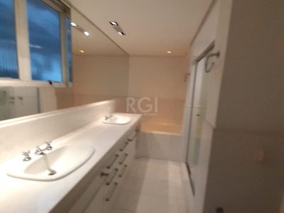 Apartamento à venda com 230m², 4 quartos, 1 suíte, 2 vagas no bairro Petrópolis em Porto Alegre - Foto 12