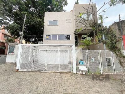 Casa à venda com 283m², 3 quartos, 1 suíte, 4 vagas no bairro Tristeza em Porto Alegre - Foto 2