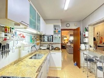 Casa à venda com 274m², 3 quartos, 1 suíte, 2 vagas no bairro Ipanema em Porto Alegre - Foto 18