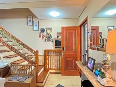 Casa à venda com 274m², 3 quartos, 1 suíte, 2 vagas no bairro Ipanema em Porto Alegre - Foto 3