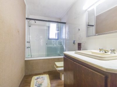 Casa à venda com 218m², 3 quartos, 1 suíte, 2 vagas no bairro Ipanema em Porto Alegre - Foto 19