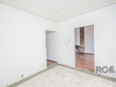 Casa à venda com 250m², 4 quartos, 1 suíte, 8 vagas no bairro Passo d'Areia em Porto Alegre - Foto 8