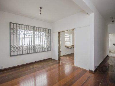 Casa à venda com 250m², 4 quartos, 1 suíte, 8 vagas no bairro Passo d'Areia em Porto Alegre - Foto 4