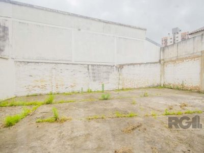 Casa à venda com 250m², 4 quartos, 1 suíte, 8 vagas no bairro Passo d'Areia em Porto Alegre - Foto 26