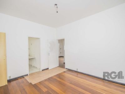 Casa à venda com 250m², 4 quartos, 1 suíte, 8 vagas no bairro Passo d'Areia em Porto Alegre - Foto 5