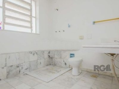 Casa à venda com 250m², 4 quartos, 1 suíte, 8 vagas no bairro Passo d'Areia em Porto Alegre - Foto 9