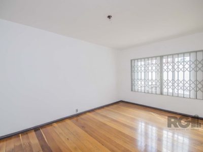 Casa à venda com 250m², 4 quartos, 1 suíte, 8 vagas no bairro Passo d'Areia em Porto Alegre - Foto 15