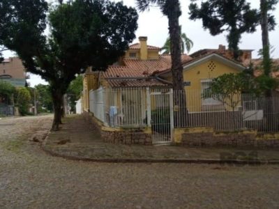 Casa à venda com 200m², 3 quartos, 1 suíte, 2 vagas no bairro Santo Antônio em Porto Alegre - Foto 2