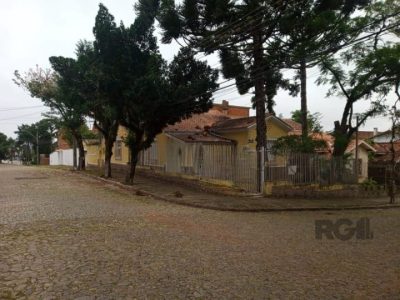 Casa à venda com 200m², 3 quartos, 1 suíte, 2 vagas no bairro Santo Antônio em Porto Alegre - Foto 3