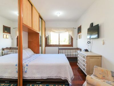 Casa à venda com 379m², 4 quartos, 2 suítes, 4 vagas no bairro Ipanema em Porto Alegre - Foto 22