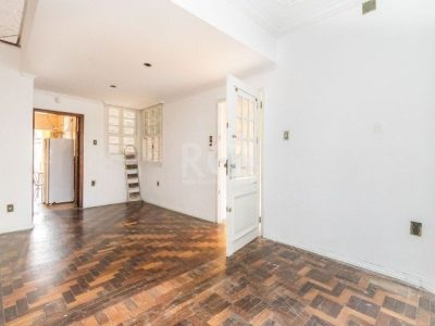 Casa à venda com 240m², 3 quartos, 1 suíte, 3 vagas no bairro Santana em Porto Alegre - Foto 4