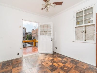 Casa à venda com 240m², 3 quartos, 1 suíte, 3 vagas no bairro Santana em Porto Alegre - Foto 7