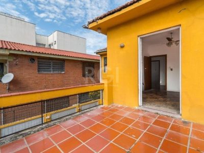 Casa à venda com 240m², 3 quartos, 1 suíte, 3 vagas no bairro Santana em Porto Alegre - Foto 10