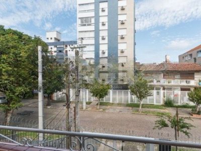 Casa à venda com 240m², 3 quartos, 1 suíte, 3 vagas no bairro Santana em Porto Alegre - Foto 15