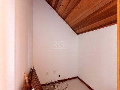 Casa à venda com 233m², 3 quartos, 1 suíte, 4 vagas no bairro Tristeza em Porto Alegre - Foto 32