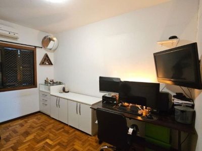 Casa à venda com 276m², 5 quartos, 2 suítes, 3 vagas no bairro Glória em Porto Alegre - Foto 11