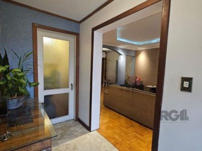 Casa à venda com 276m², 5 quartos, 2 suítes, 3 vagas no bairro Glória em Porto Alegre - Foto 2