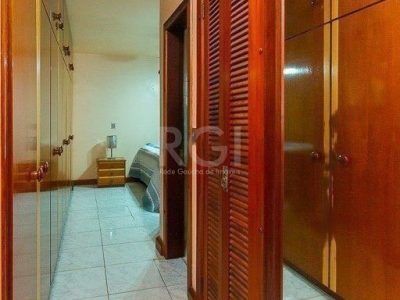 Casa à venda com 350m², 3 quartos, 2 suítes, 5 vagas no bairro Santo Antônio em Porto Alegre - Foto 10