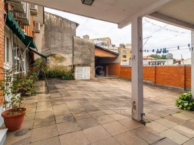 Casa à venda com 350m², 3 quartos, 2 suítes, 5 vagas no bairro Santo Antônio em Porto Alegre - Foto 30