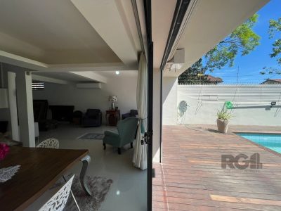 Casa à venda com 367m², 3 quartos, 2 suítes, 3 vagas no bairro Ipanema em Porto Alegre - Foto 24