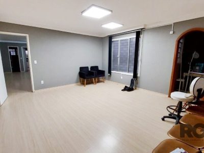 Casa à venda com 200m², 3 quartos, 1 suíte, 3 vagas no bairro Azenha em Porto Alegre - Foto 25