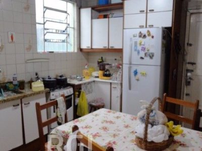 Casa à venda com 90m², 3 quartos, 1 vaga no bairro Partenon em Porto Alegre - Foto 4