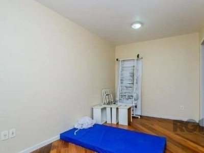 Casa à venda com 210m², 4 quartos, 3 suítes, 1 vaga no bairro Partenon em Porto Alegre - Foto 3