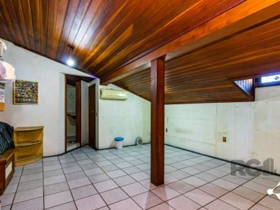 Casa à venda com 200m², 4 quartos, 3 suítes, 2 vagas no bairro Ipanema em Porto Alegre - Foto 22