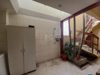 Casa à venda com 250m², 3 quartos, 2 suítes, 6 vagas no bairro Medianeira em Porto Alegre - Foto 9