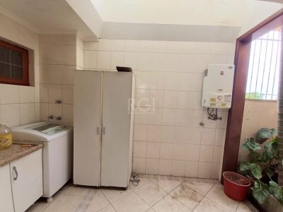 Casa à venda com 250m², 3 quartos, 2 suítes, 6 vagas no bairro Medianeira em Porto Alegre - Foto 10