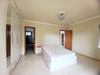 Casa à venda com 250m², 3 quartos, 2 suítes, 6 vagas no bairro Medianeira em Porto Alegre - Foto 19