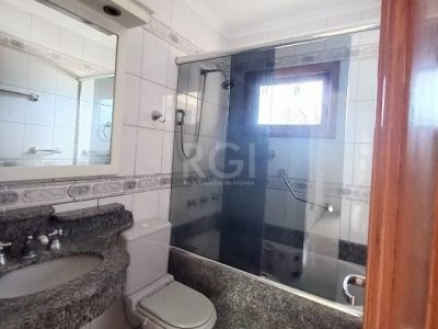 Casa à venda com 250m², 3 quartos, 2 suítes, 6 vagas no bairro Medianeira em Porto Alegre - Foto 21