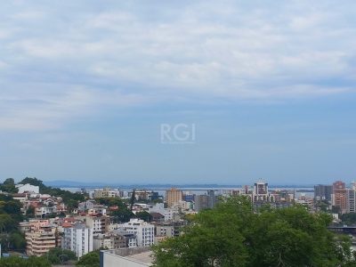 Casa à venda com 250m², 3 quartos, 2 suítes, 6 vagas no bairro Medianeira em Porto Alegre - Foto 25