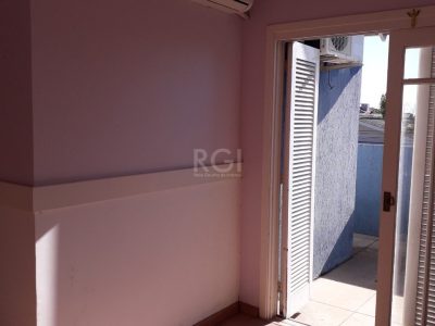 Casa à venda com 205m², 2 quartos, 1 suíte, 2 vagas no bairro Ipanema em Porto Alegre - Foto 15