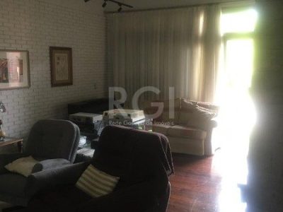 Casa à venda com 406m², 3 quartos, 1 suíte, 4 vagas no bairro Três Figueiras em Porto Alegre - Foto 2