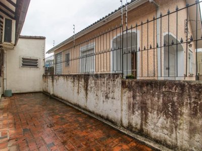 Casa à venda com 203m², 3 quartos, 1 suíte, 2 vagas no bairro Santa Tereza em Porto Alegre - Foto 34