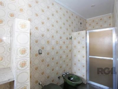 Casa à venda com 350m², 5 quartos, 1 suíte, 4 vagas no bairro Partenon em Porto Alegre - Foto 9