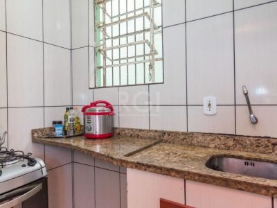 Casa à venda com 120m², 4 quartos, 1 vaga no bairro Medianeira em Porto Alegre - Foto 13