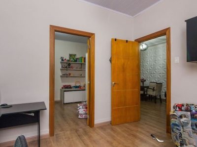 Casa à venda com 196m², 3 quartos, 1 suíte, 4 vagas no bairro Glória em Porto Alegre - Foto 10