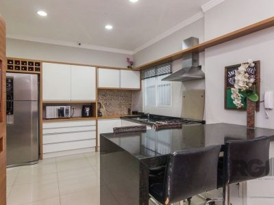 Casa à venda com 196m², 3 quartos, 1 suíte, 4 vagas no bairro Glória em Porto Alegre - Foto 17