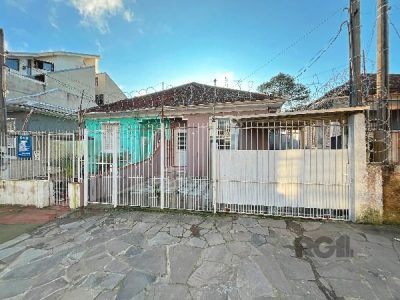 Casa à venda com 100m², 3 quartos, 1 vaga no bairro Medianeira em Porto Alegre - Foto 30