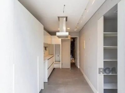 Casa à venda com 220m², 3 quartos, 1 suíte, 7 vagas no bairro Tristeza em Porto Alegre - Foto 18