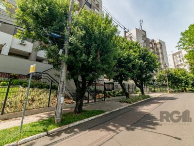 Apartamento à venda com 68m², 2 quartos, 1 vaga no bairro Passo d'Areia em Porto Alegre - Foto 2