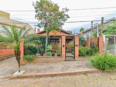 Casa à venda com 280m², 4 quartos, 1 suíte, 3 vagas no bairro Santo Antônio em Porto Alegre - Foto 2