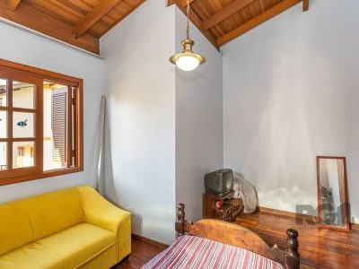 Casa à venda com 216m², 4 quartos, 1 suíte, 5 vagas no bairro Partenon em Porto Alegre - Foto 15