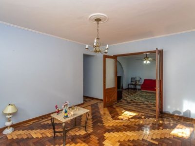 Casa à venda com 216m², 4 quartos, 1 suíte, 5 vagas no bairro Partenon em Porto Alegre - Foto 2