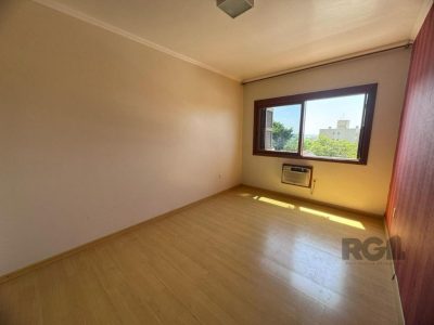 Apartamento à venda com 109m², 3 quartos, 1 suíte, 1 vaga no bairro Medianeira em Porto Alegre - Foto 11