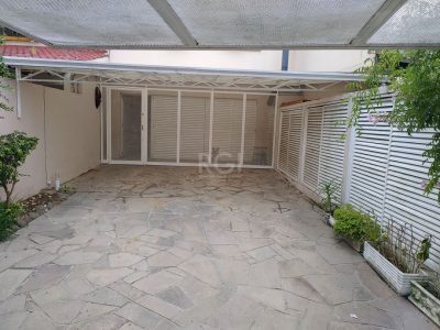 Casa à venda com 233m², 4 quartos, 2 suítes, 2 vagas no bairro Ipanema em Porto Alegre - Foto 2