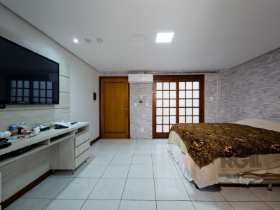 Casa à venda com 260m², 4 quartos, 2 suítes, 3 vagas no bairro Glória em Porto Alegre - Foto 26